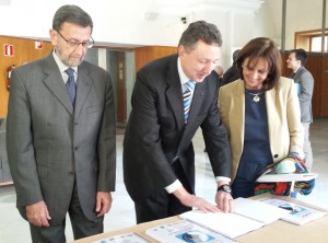 El delegado territoral de Andalucía, Cristóbal Martínez, lee braille en un expositor junto al presidente del Parlamento de Andalucía, Manuel Gracia