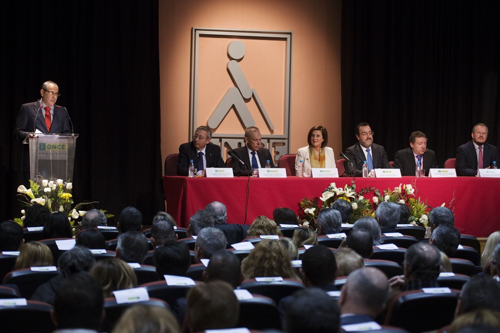 Vista general del salón con la mesa presidencial durante la intervención de Francisco Arroyo