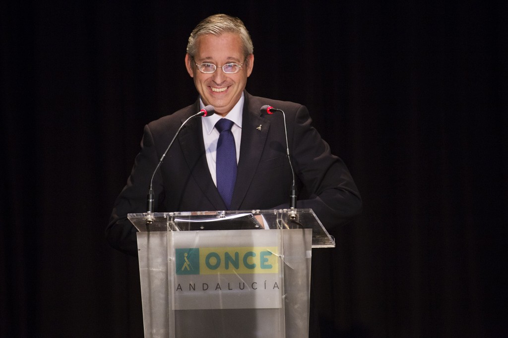 Primer plano sonriente de José Antonio Toledo desde el atril durante su intervención