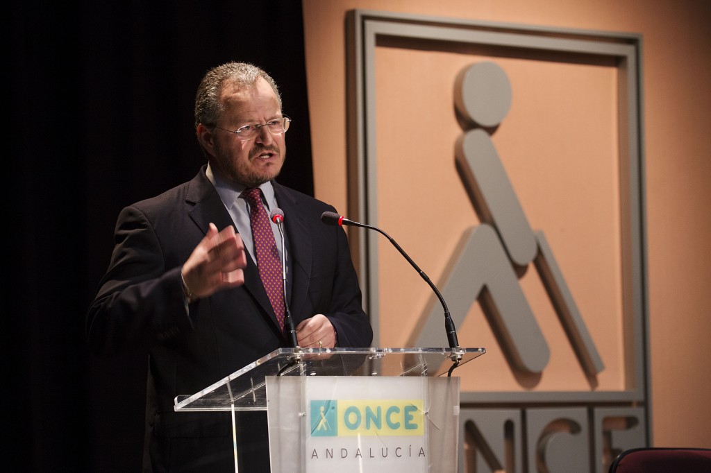 Primer plano de Patricio Cárceles durante su intervención desde el atril