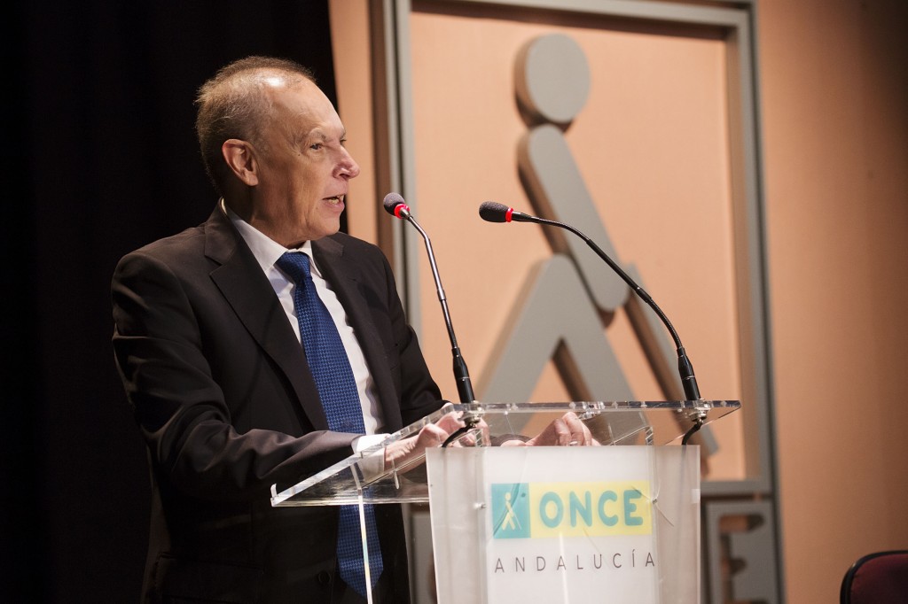 Primer plano de Ventura Pazos durante su intervención en el atril