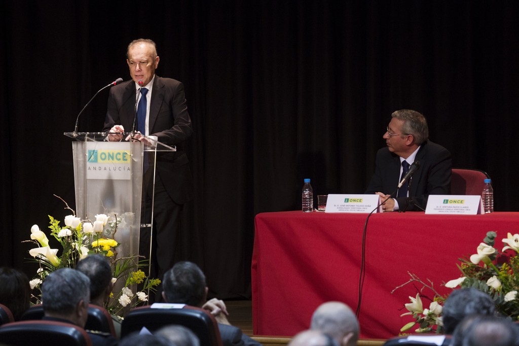 Otro momento de la intervención de Ventura Pazos bajo la atenta mirada de José Atnonio Toledo desde la mesa presidencial y la perspectiva del público