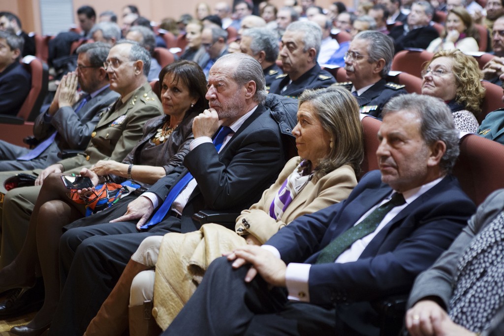 Primera fila de invitados entre los que destacan el presidente del Parlamento, presidente de la Diputación de Sevilla y subdelegada del Gobierno en Sevilla