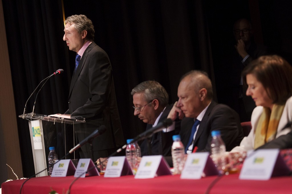 Intervención de Cristóbal Martínez desde la perspectiva de la mesa presidencial en la que aparecen José Antonio Toledo, Ventura Pazos y María José Sánchez Rubio