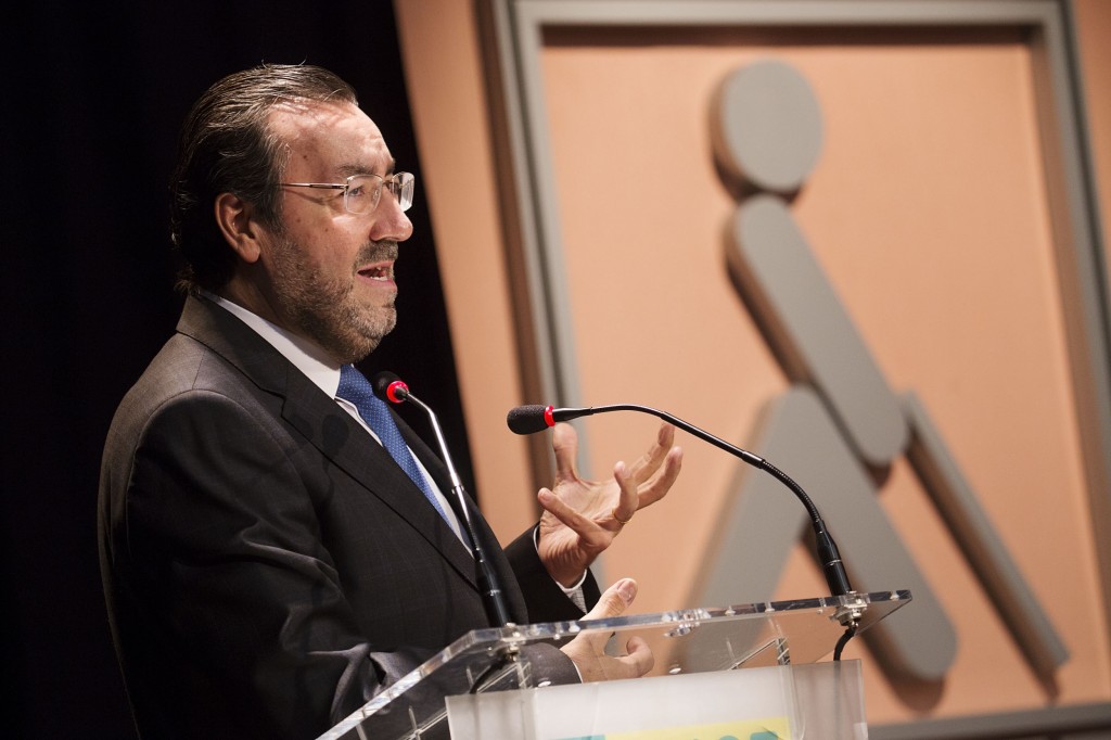 Primer plano de Miguel Carballeda durante su intervención en el atril