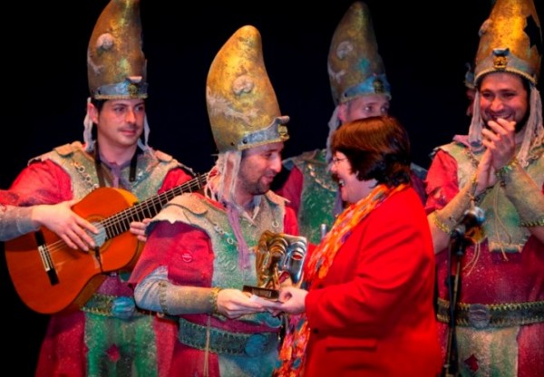 La comparsa 'Los Gadiritas' recibió el segundo premio Un miembro de la comparsa 'Los Gadiritas' recibiendo el segundo premio