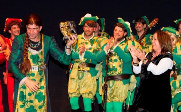 La chirigota 'Los Tragedia' recibe el tercer premio Un componente de la chirigota 'Los Tragedia' recibe el tercer premio