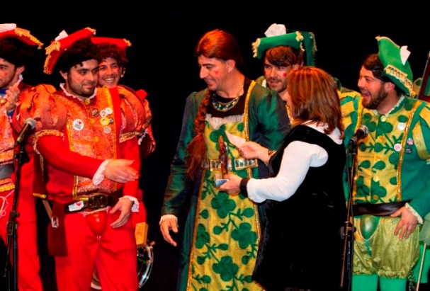 Intercambio de galardones entre el jurado y los chirigoteros Intercambio de galardones entre el jurado y los chirigoteros