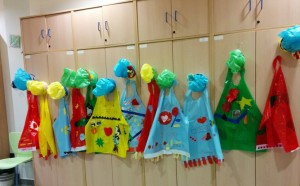 Delantales y gorros realizados por los propios alumnos al comienzo de las jornadas culinarias Delantales y gorros realizados por los propios alumnos al comienzo de las jornadas culinarias colgados de las puertas de unos armarios