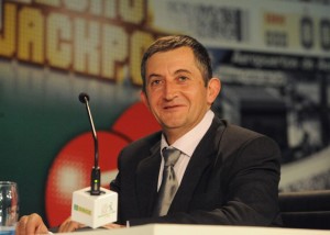 El vendedor de Granada, Francisco López Castro, en la mesa