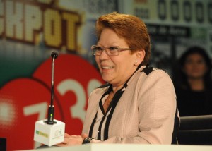 Foto de Mari Luz Molina, mejor vendedora de en la Delegación Territorial de Andalucía, sentada en la mesa de premiados