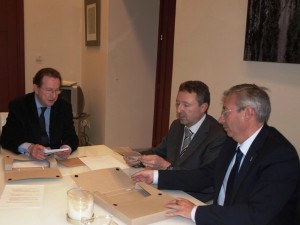 El consejero de Justicia de la Junta, Emilio de Llera, junto al delegado y el subdelegado territoriales de la ONCE Andalucía, Cristóbal Martínez y José Antonio Toledo