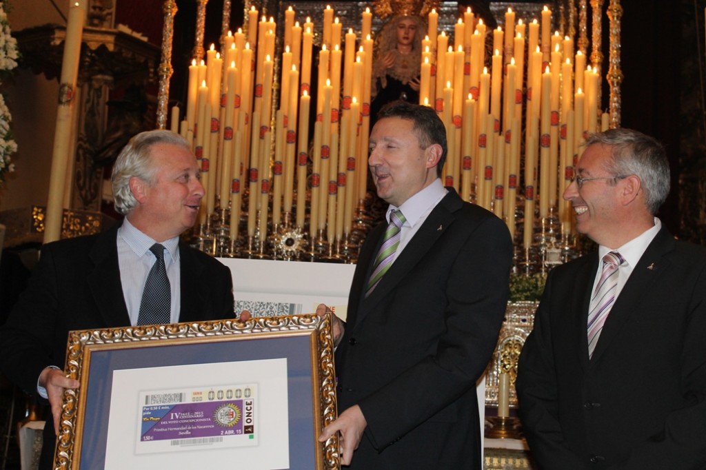 Delegado y subdelegado territorial junto al hermano mayor de la Hermandad del Silencio