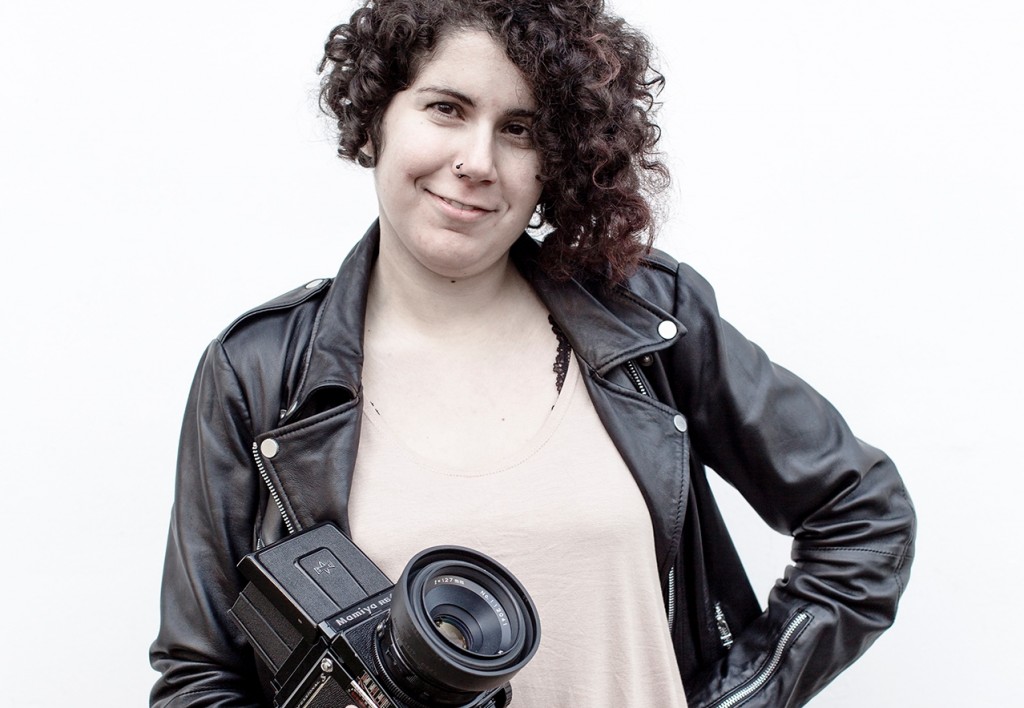 La fotógrafa afiliada a la ONCE, Marta Ojeda Fernández posa junto a su cámara en la foto de cabecera de la entrevista La fotógrafa afiliada a la ONCE, Marta Ojeda Fernández posa junto a su cámara en la foto de cabecera de la entrevista