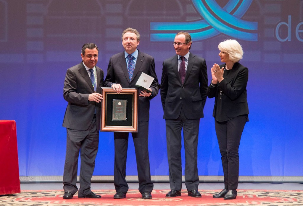 Cristóbal Martínez recibe en nombre de la ONCE la Medalla de Cádiz junto al presidente de la Dipuatación, José Loaiza, el ministro de Sanidad, Alfonso Alonso, y la alcaldesa de Cádiz, Teófila Martínez Cristóbal Martínez recibe en nombre de la ONCE la Medalla de Cádiz junto al presidente de la Dipuatación, José Loaiza, el ministro de Sanidad, Alfonso Alonso, y la alcaldesa de Cádiz, Teófila Martínez