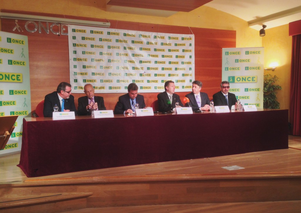 Asistentes al acto de toma de posesión de Cristino Ortuno en ONCE Jerez Foto de los asistentes al acto de toma de posesión de Cristino Ortuno en la mesa del salón de actos de ONCE Jerez