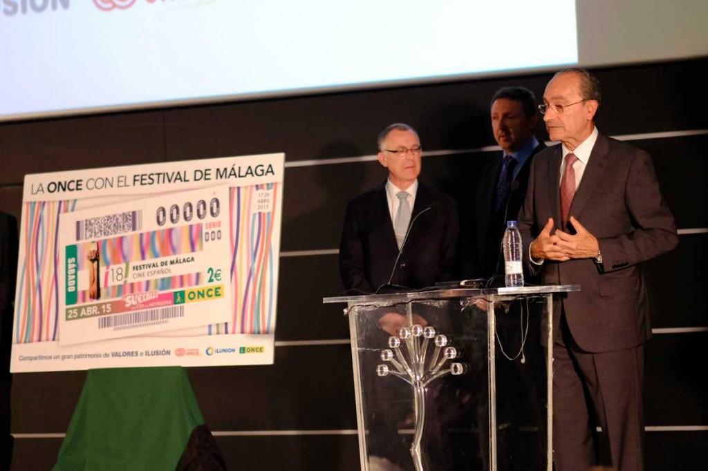 El alcalde de Málaga junto a Cristóbal Martínez y José Miguel Luque, ambos de la ONCE, ante el atril durante el discurso de presentación del cupón