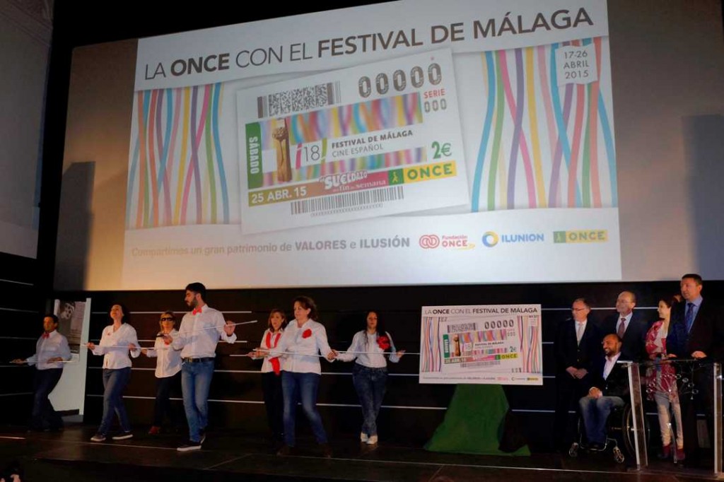 el grupo 'El Malecón' de Málaga pusieron la nota musical al interpretar un breve sketch con el Festival de Cine y la ONCE como protagonistas basado en una coreografía de ‘Cantando bajo la lluvia’