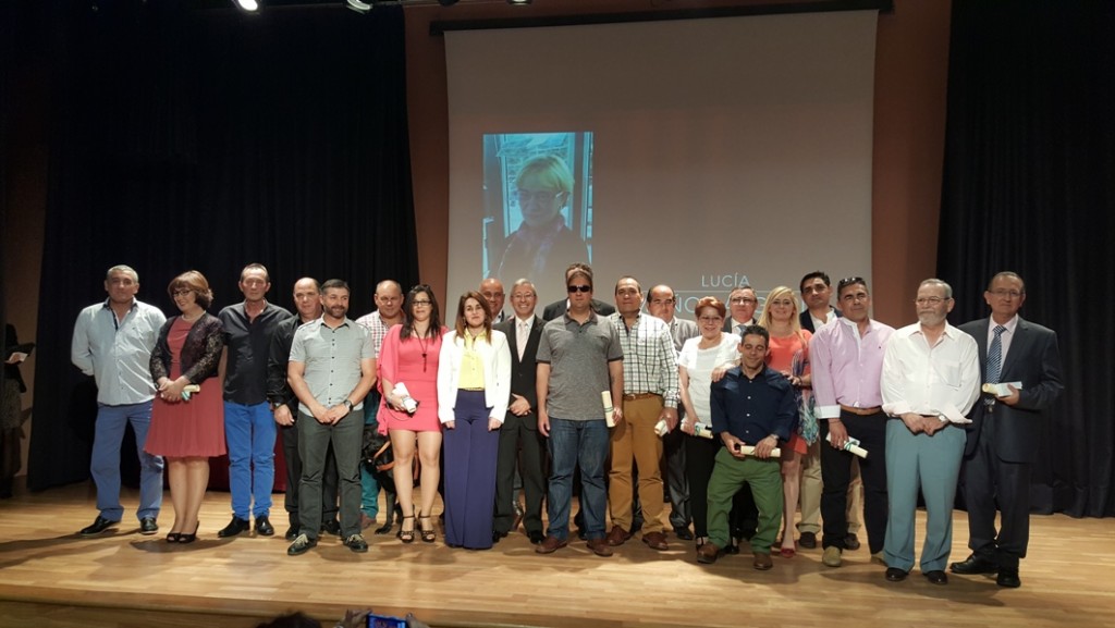 Foto de familia de los vendedores homenajeados en el ámbito de Huelva y Sevilla en el salón de actos de la Delegación Territorial