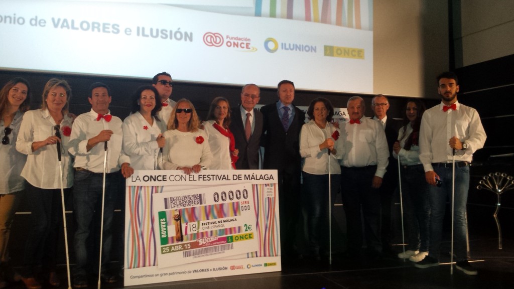 El alcalde de Málaga junto al delegado territorial de la ONCE en Andalucía y el grupo de teatro "El Malecón"