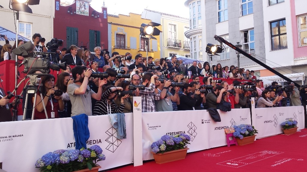 Tramo de la alfombra roja del Festival de Málaga en el que una nube de cámaras recibe a los artistas a las puertas del Teatro Cervantes
