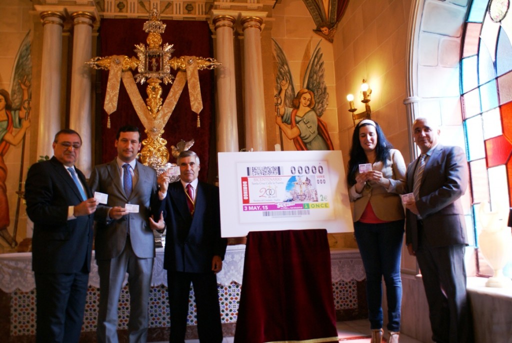 El director de la ONCE en Huelva, Manuel Alborch, presentó la imagen del cupón junto al alcalde de Rociana, Diego Pichardo, el presidente de la Hermandad, José María Morejón, y la hermana mayor, Rocío Moratín