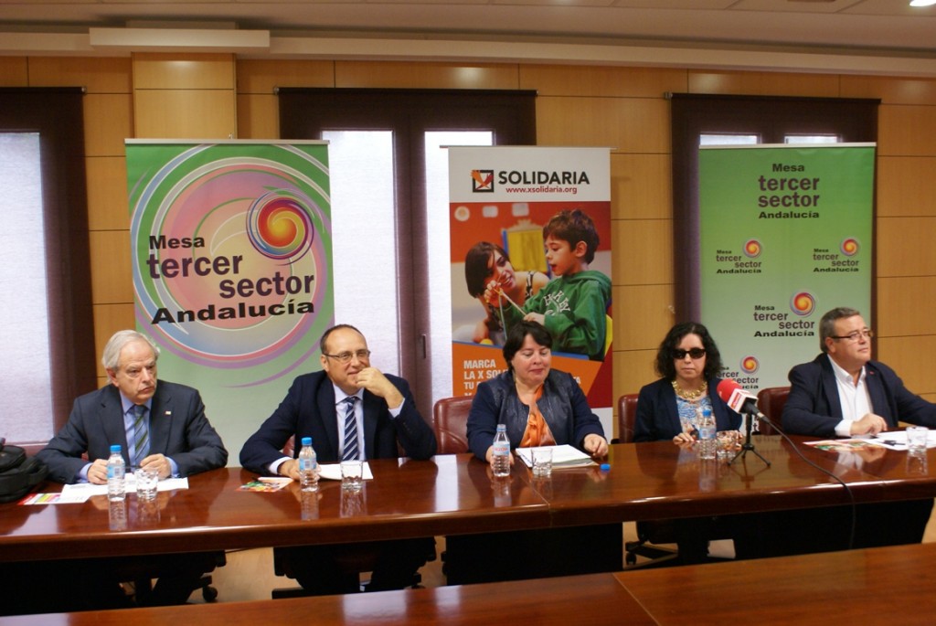 Foto de los asistentes a la presentación oficial de la iniciativa 'X Solidaria' presidida por el presidente de la Mesa del Tercer Sector de Andalucía, Manuel Sánchez