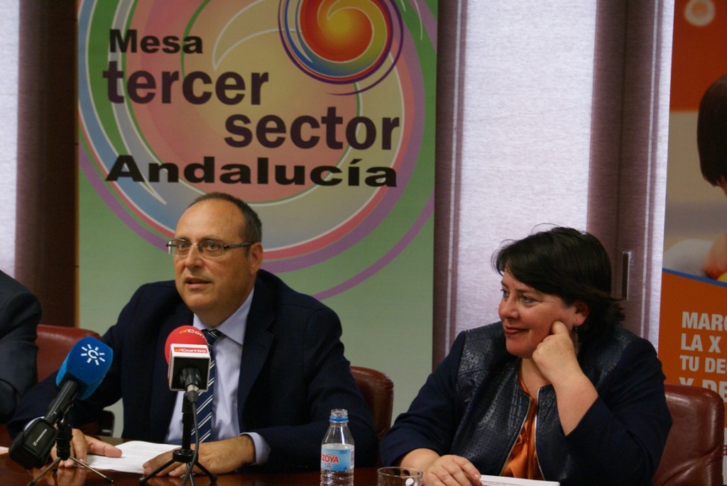 El presidente de la Mesa del Tercer Sector en Andalucía junto a la secretaria general en funciones de Políticas Sociales de la Junta de Andalucía, Ana María Rey