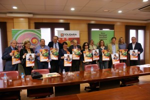 Foto de familia de los representantes de los colectivos de Cruz Roja Andalucía, la Plataforma para el Voluntariado, Acción Social el CERMI-A y la ONCE que prestan su apoyo a la iniciativa de la Mesa del Tercer Sector de Andalucía