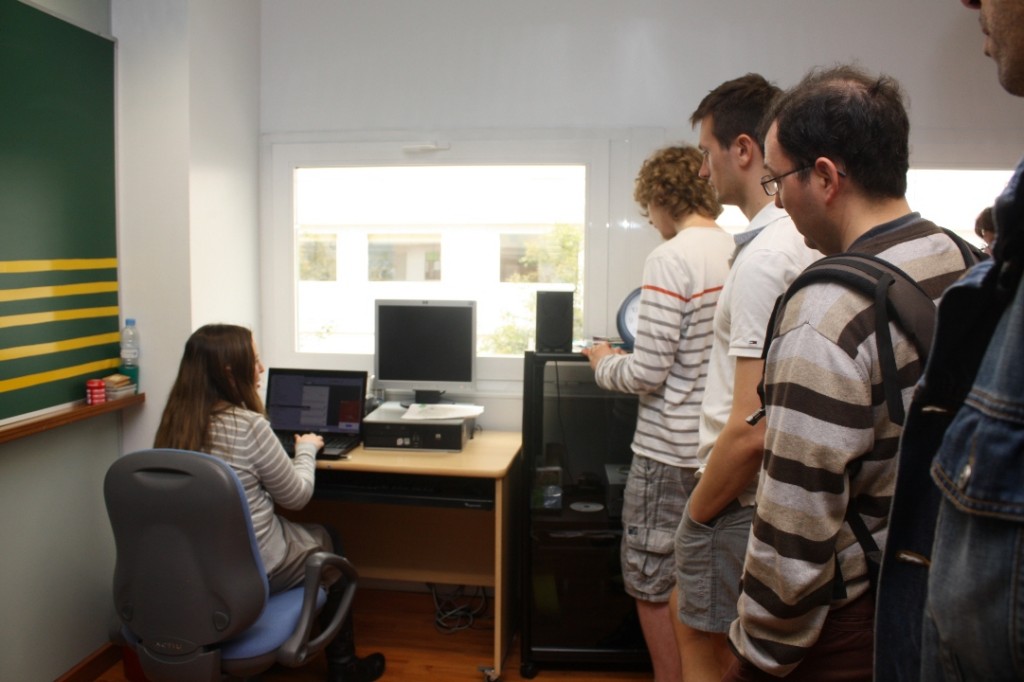 Una chica maneja un ordenador portátil a través del cual conoce el funcionamiento de los recursos tecnológicos adaptados del centro