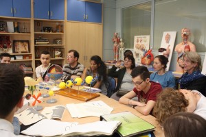 Alumnos franceses de L’Institut National des Jeunes Aveugles en conociendo y manipulando artilugios científicos empleados por los educadores