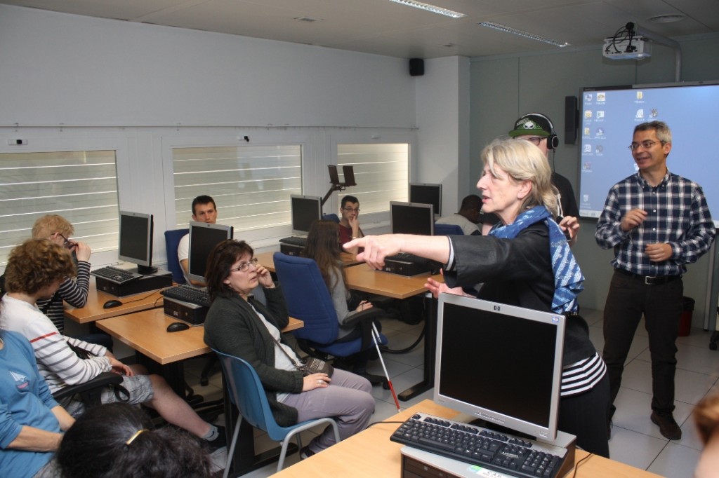 Un profesor francés explica el funcionamiento del aula de tiflotecnología a un grupo de alumnos