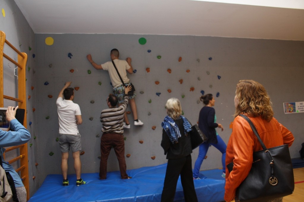 Un grupo de chavales practica escalada en las instalaciones del centro