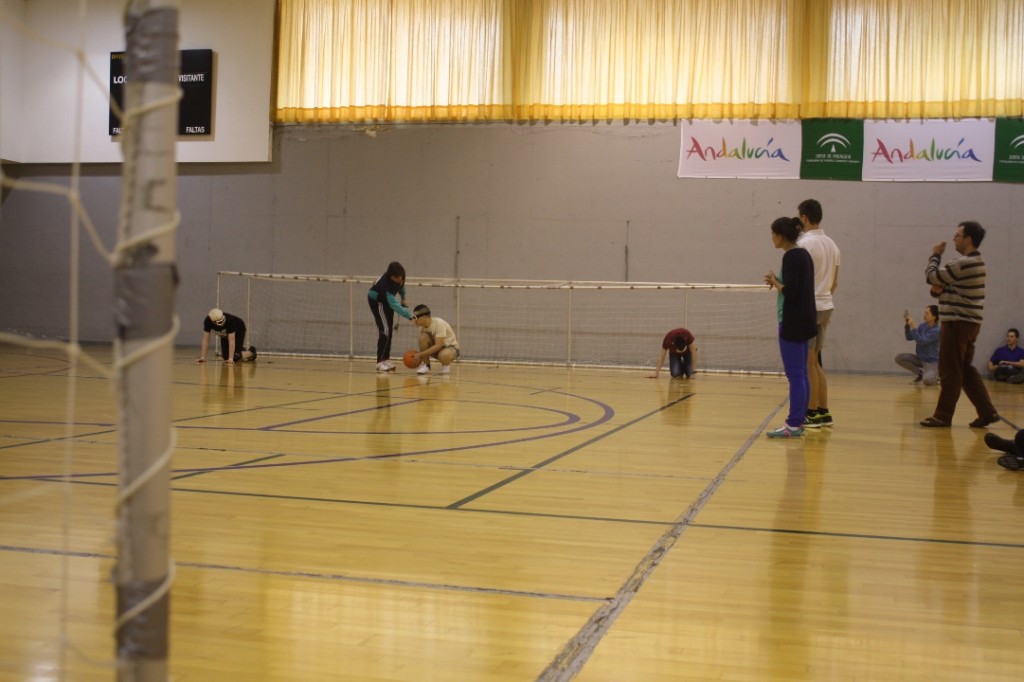 Chicos franceses practicando goalball en el polideportivo del CRE de Sevilla
