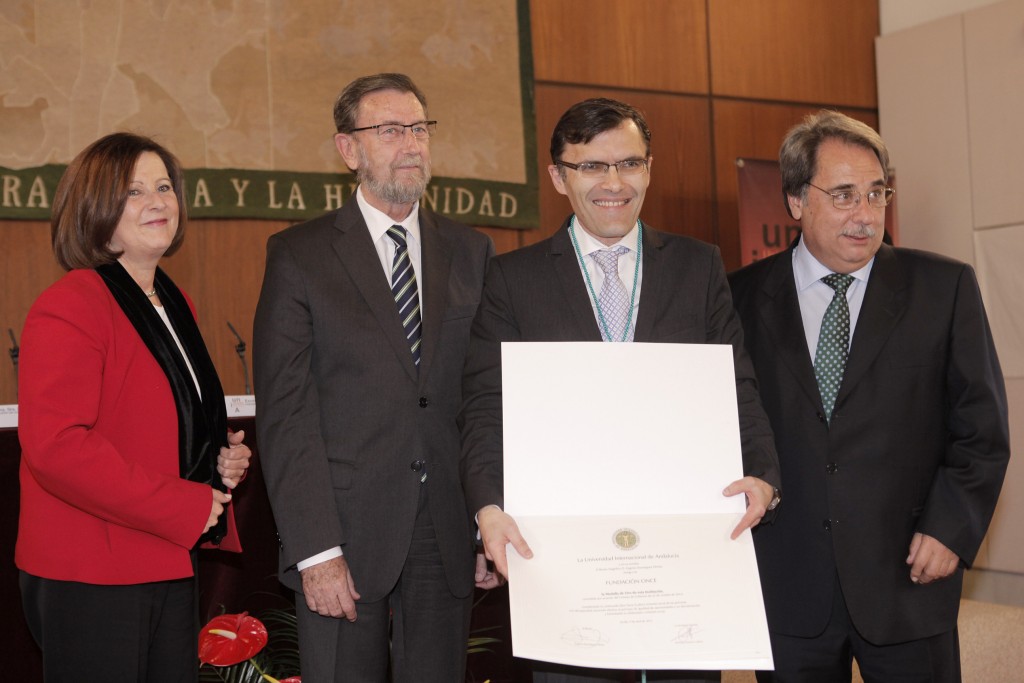 El vicepresidente ejecutivo de Fundación ONCE, Alberto Durán, sosteniendo la medalla de la UNIA junto a su rector, el ex presidente del Parlamento y la consejera en funciones de Igualdad y Política Social de la Junta