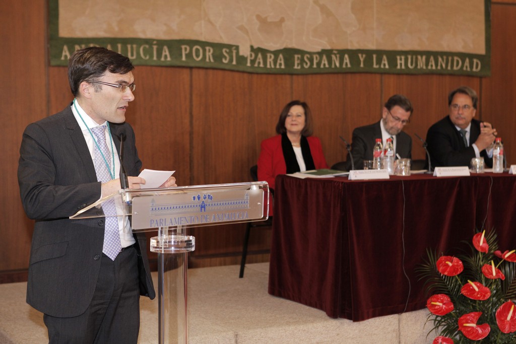 El vicepresidente ejecutivo de Fundación ONCE, Alberto Durán, ante el atril tras la imposición de la medalla de la UNIA