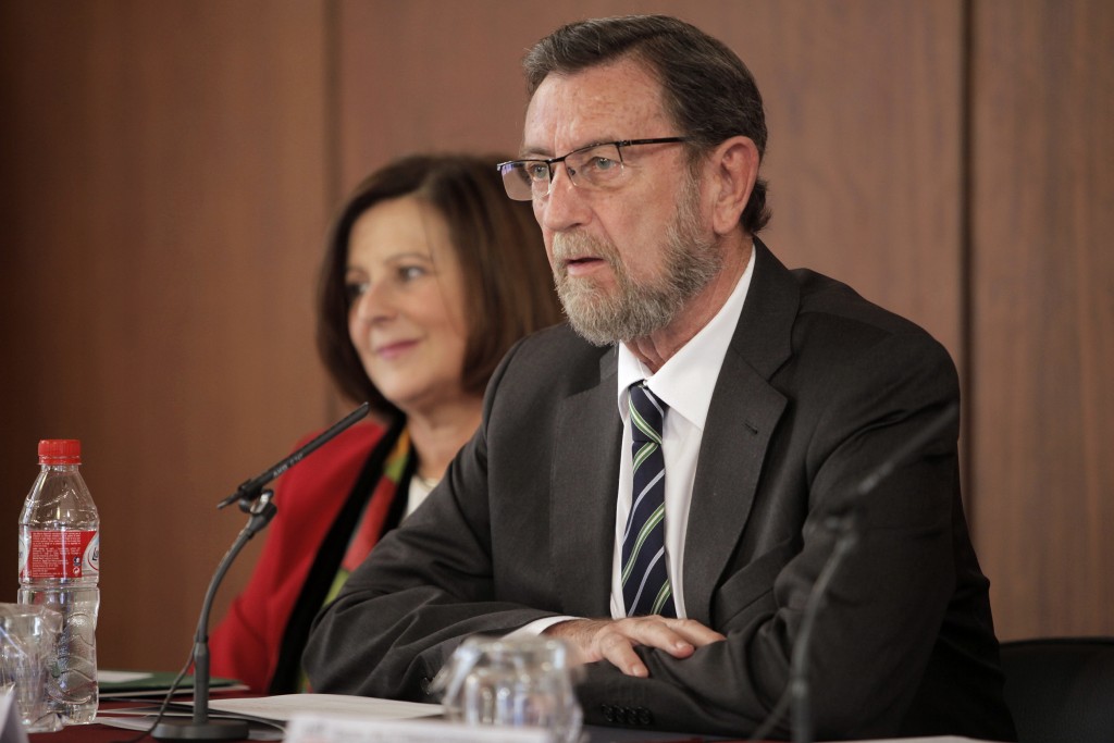 Último acto de Manuel Gracia como presidente del Parlamento de Andalucía junto a la consejera de Igualdad y Política Social, María José Sánchez