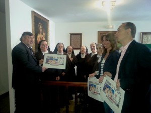 El director de la ONCE en Granada, Alberto Morillas junto a las monjas del convento teresiano de clausura de San José de Granada durante la presentación del cupón