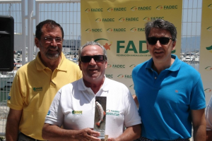 Foto del ganador de la II fase de la III Liga de Pesca de la FADEC, Pedro Gutiérrez, junto a su hijo, organizador del certamen, Raúl Gutiérrez, y el director de la ONCE en Cádiz, Alberto Ríos, en el puerto de Valdelagrana