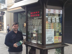 El vendedor de la ONCE, Francisco Soriano, junto a su kiosko en de la calle Conde de Gondomar en Córdoba