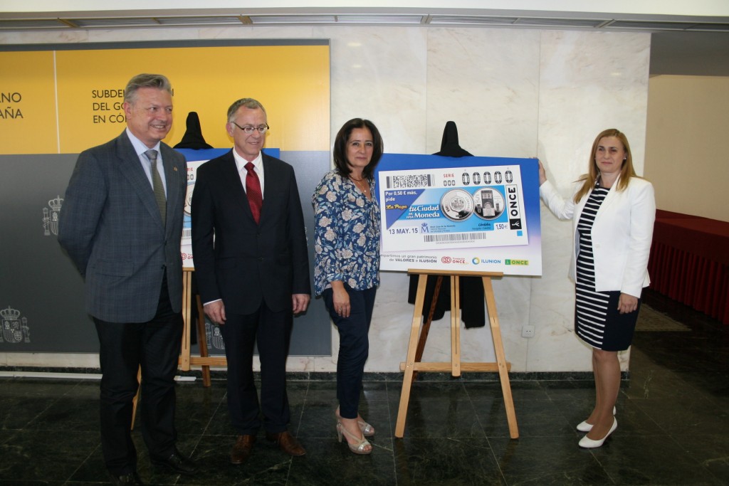 El subdelegado del Gobierno en Córdoba, Juan José Primo, la directora provincial de la ONCE, Carmen Aguilera, y el director de la ONCE en Málaga, José Miguel Luque, presumieron de patrimonio cordobés