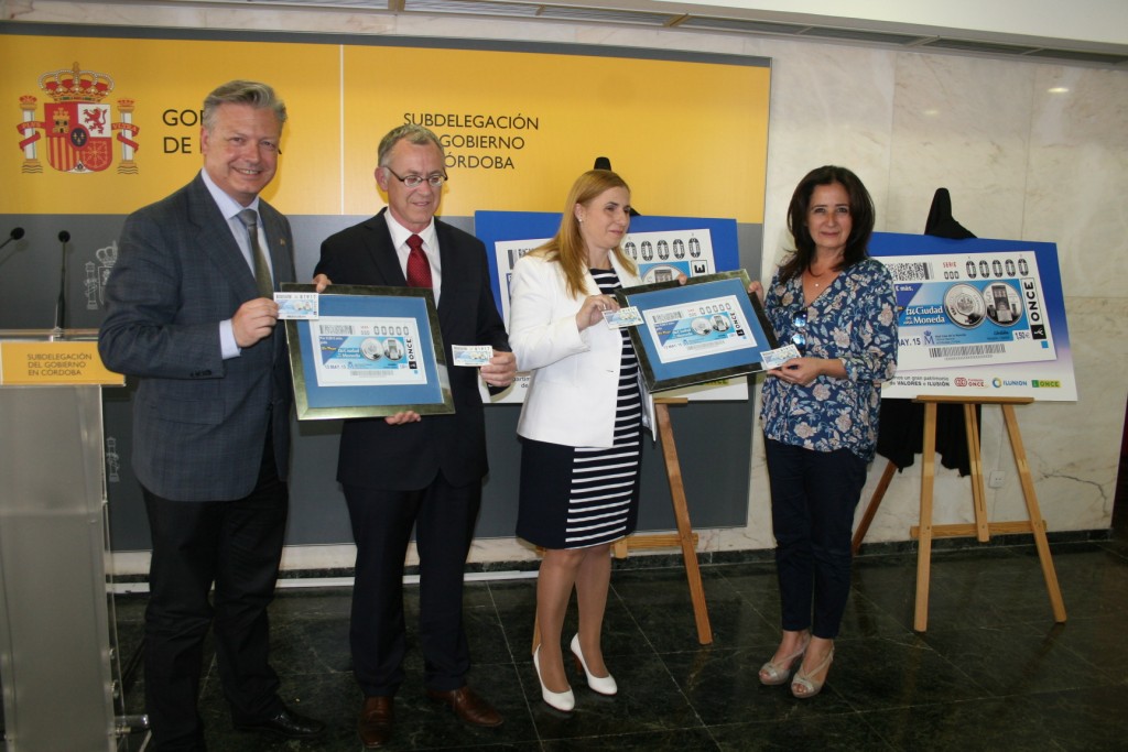 El subdelegado del Gobierno en Córdoba, Juan José Primo, la directora provincial de la ONCE, Carmen Aguilera, y el director de la ONCE en Málaga, José Miguel Luque durante el acto de presentación del cupón de la moneda de Córdoba