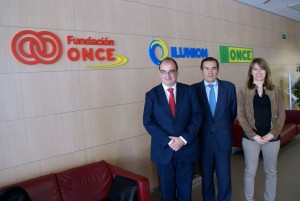 El director territorial de FSC Inserta en Andalucía, Francisco López Aguado, junto al ponente y responsable de Relaciones Institucionales de Iberdrola, Conrado Navarro, y la responsable de Proyectos Sociales, Begoña Barreda, en la sede de Fundación ONCE en Sevilla