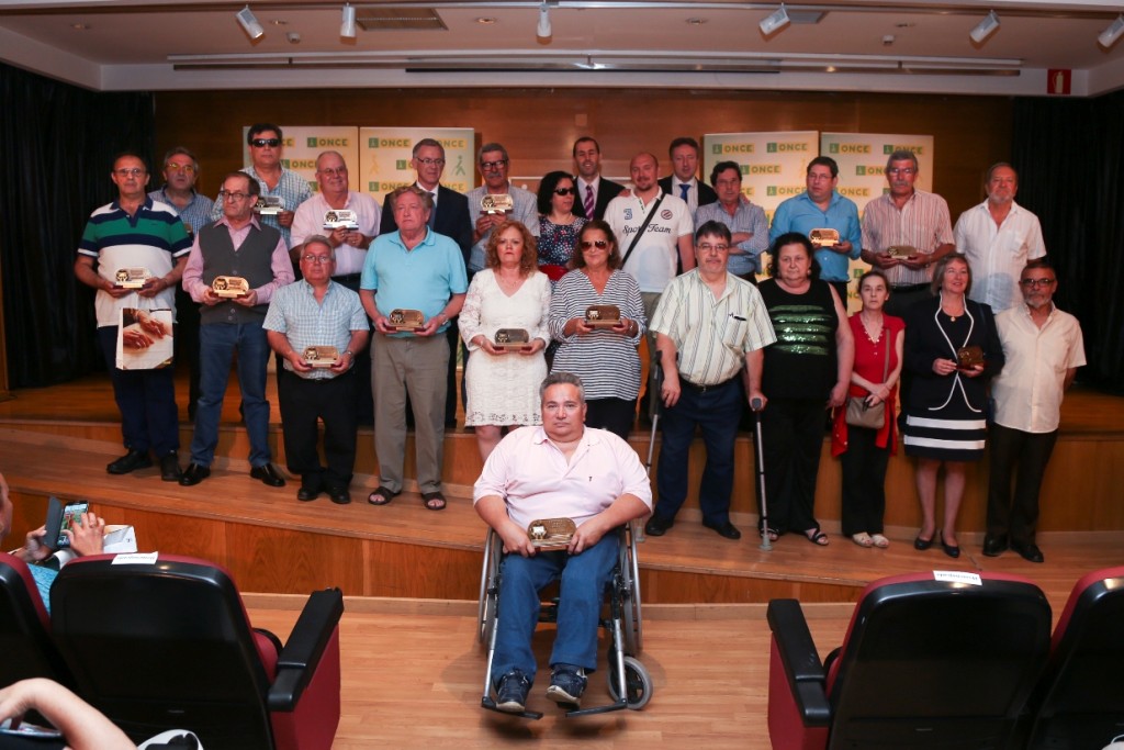 Grupo de jubilados homenajeados en la ONCE de Málaga junto al director provincial, José Miguel Luque, el delegado territorial, Cristóbal Martínez y la vicepresidenta primera del Consejo territorial, Isabel Viruet