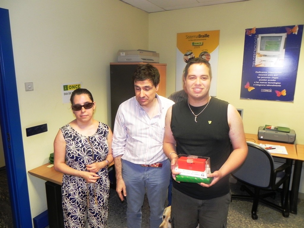 El ganador de la yincana online conjunta con Córdoba, Cristian Muñoz, junto a la vicepresidenta primera del Consejo Territorial de ONCE Andalucía, Isabel Viruet