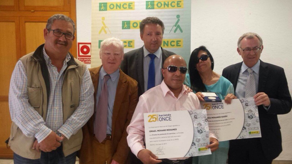 El delegado territorial de ONCE Andalucía, Ceuta y Melilla, Cristóbal Martínez, junto a los directores de la ONCE en Melilla y Málaga en el acto de homenaje a los vendedores melillenses