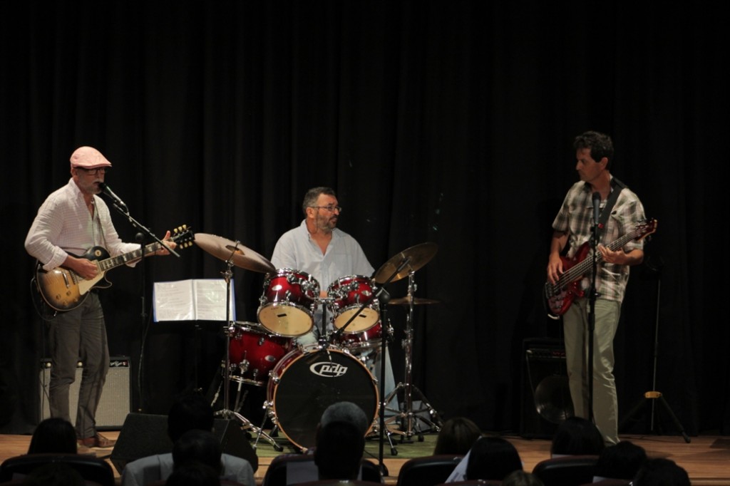 Actuación del grupo 'Pluriverso'