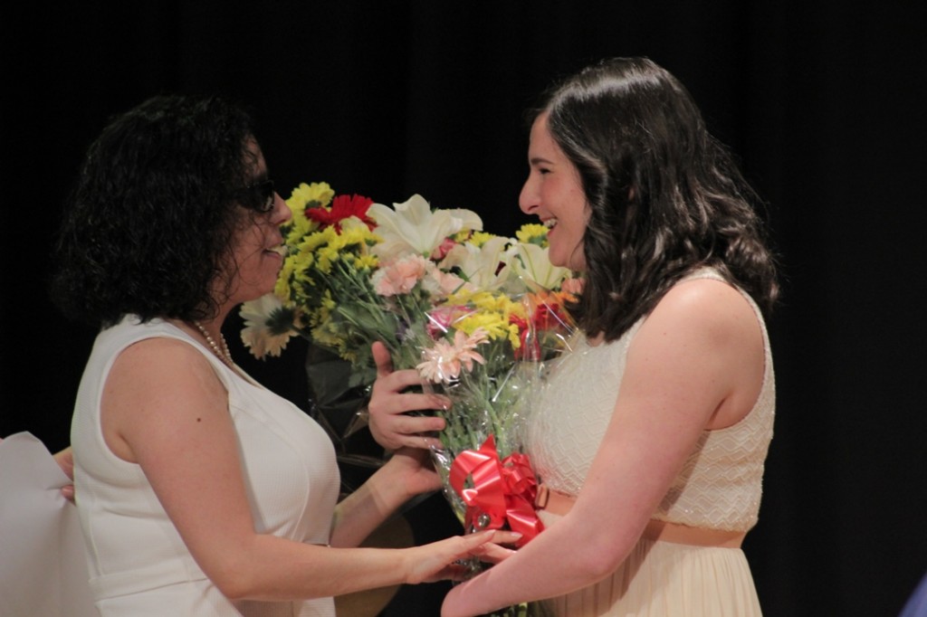 Reconocimiento a la finalista María Asencio por parte de Isabel Viruet