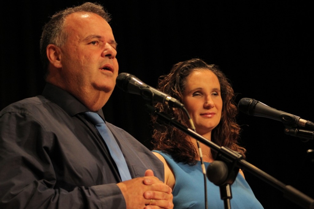 El dúo 'Ana y Jesús' interpretó un tema original de Serrat y Noa