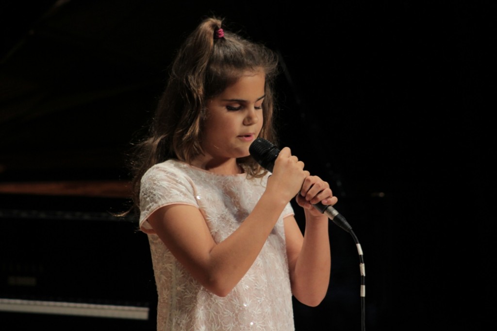 Laura Diepstraten, sobre el escenario interpretó 'Blanco y negro' de Malú en la final